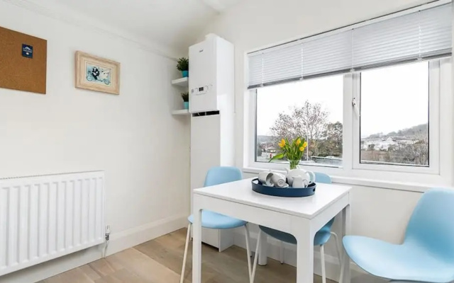 Gwylan Apartment in Penrhyn Bay, Modern and Beautifully Presented