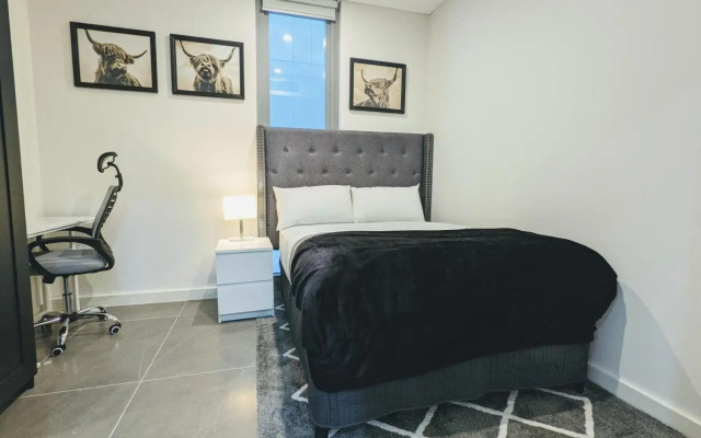 Elegant 3-bed 2-bath, balcony, with pool included, NO PARTIES!