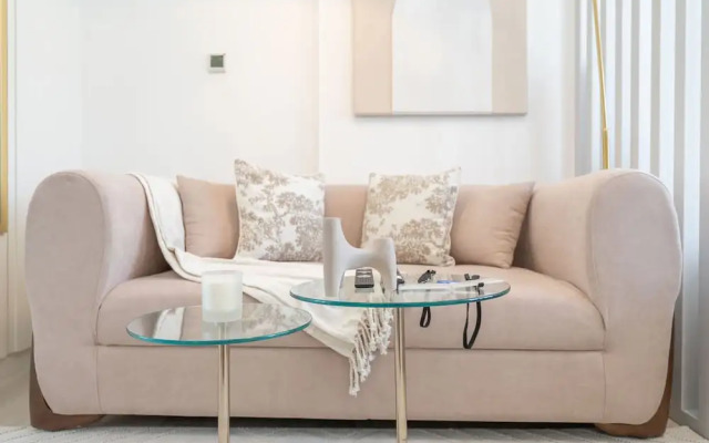 Stylish Studio Sleeps 2 With Balcony