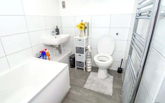 Apartment - Sleeps 4 - Parking - Workspace