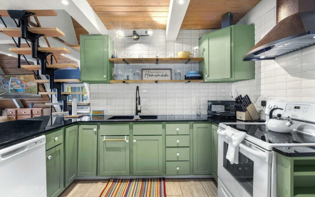 Sunrise Oasis - Enjoy Lakefront Living