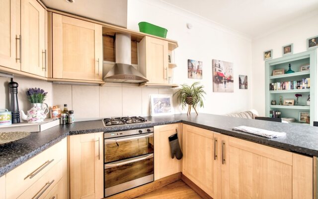 Cosy 2BR Home, 5 Minutes From Edinburgh Waverley!
