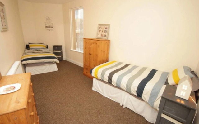 Large 6 bed House With Hot Tub