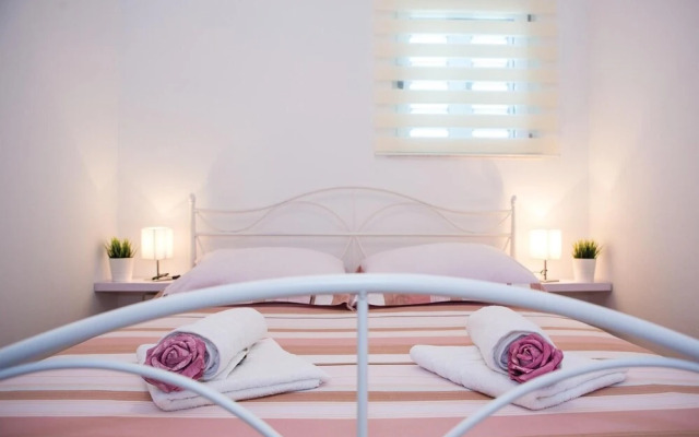 Amazing Home in Kastel Gomilica With Wifi and 4 Bedrooms