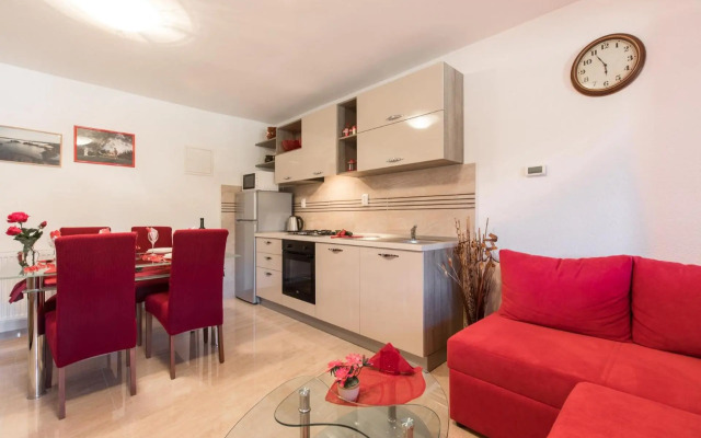 Apartment Doris, Nenadici