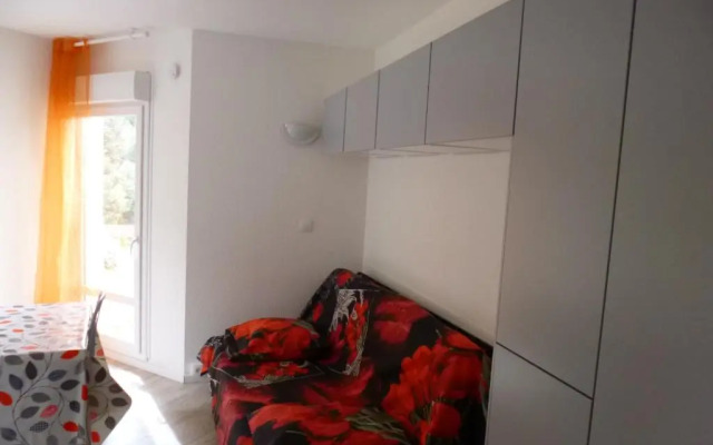 studio 23m² avec lit fixe en 140 et canapé clicclac