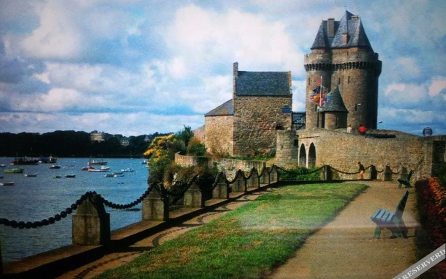 Hotel De La Mer