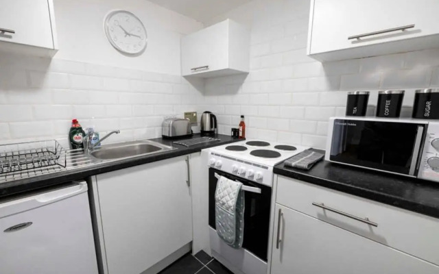 ☆ Bright, Modern West-End Apartment ☆