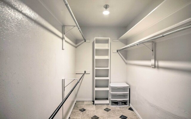 Comfortable Dallas Condo Close to Attractions