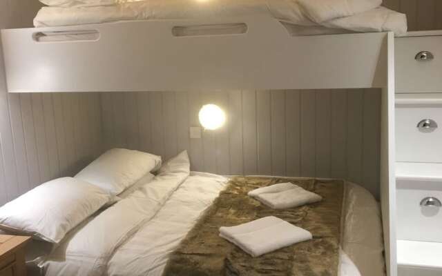Secret Lodge by Cardiff Holiday Homes