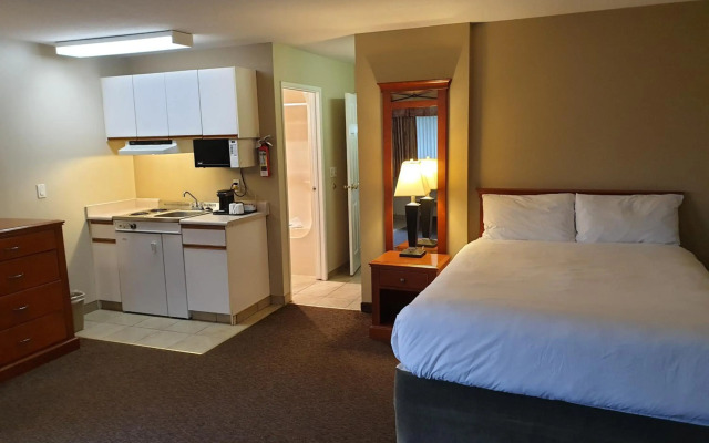 Riverland Inn & Suites