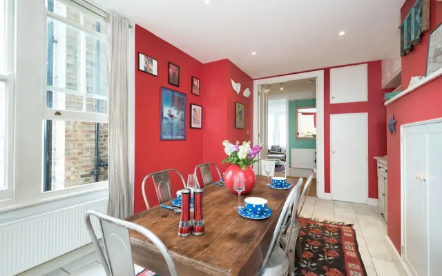 Remarkable Richmond Home By The Tube Station