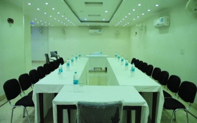Hotel Taksh Inn