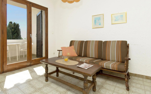 Small building with 4 apartments close to the beach