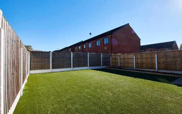 Stunning 4 Bedroom House - Parking and Garden