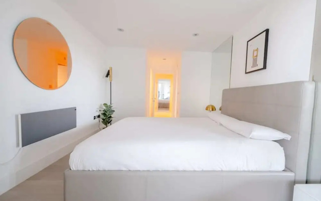 Central 2BD Flat w/ River View Balcony - Vauxhall!