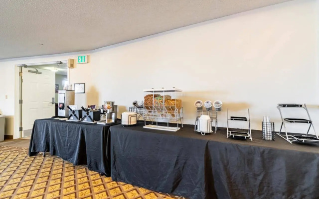 Holiday Inn Express & Suites Englewood Denver South by IHG