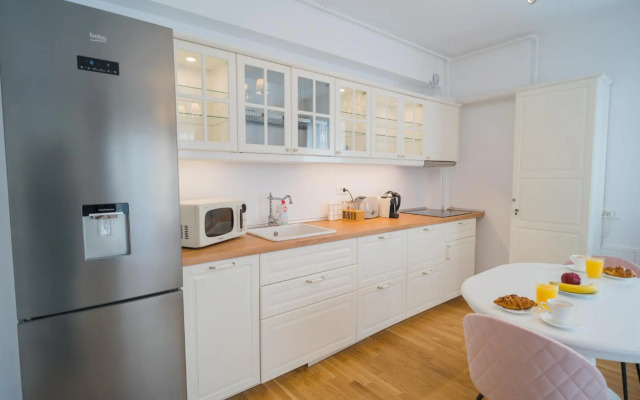 Central 1BR - city view + large balcony + Netflix