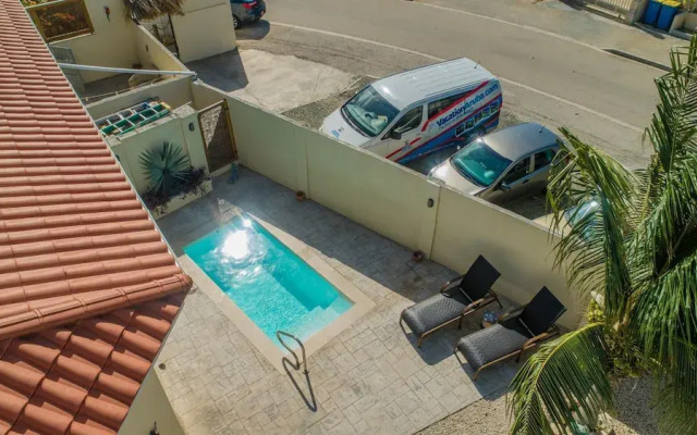 Poolside 1-bed Near Palm Beach