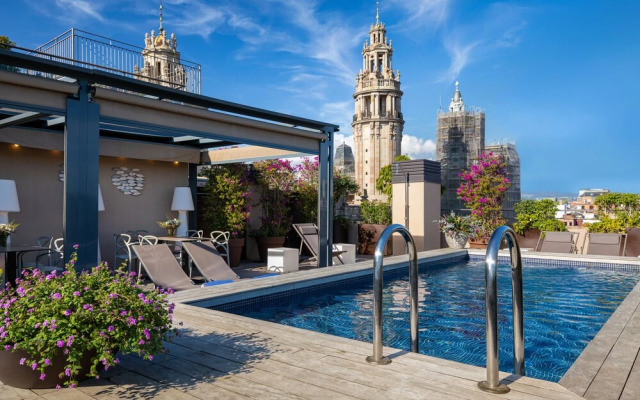 Duquesa Suites Landmark Hotel by Duquessa Hotel Collection