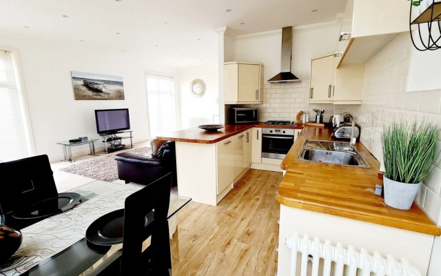 Seas the Day - Luxury Beach Apartment - Sleeps 4