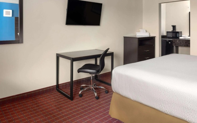 Travelodge by Wyndham Manhasset