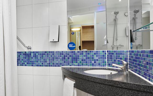 Holiday Inn Express London - Newbury Park, an IHG Hotel