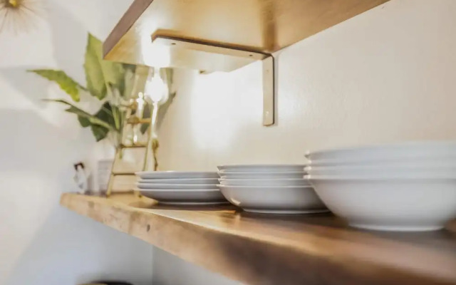 Bright Cozy Condo Unit With Balcony