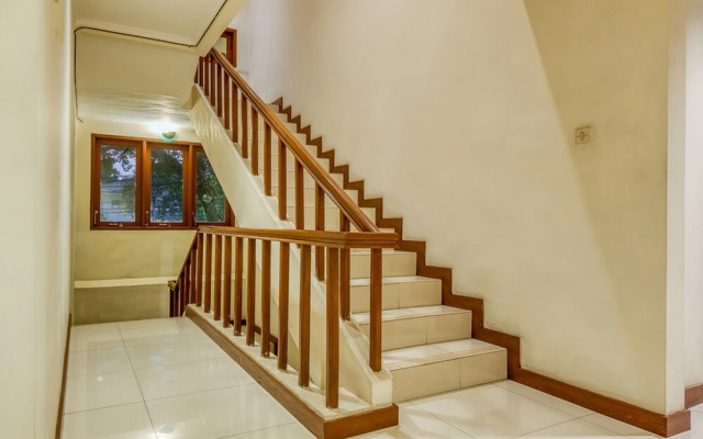 RedDoorz Plus near Dharmawangsa Square