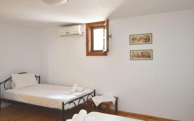 Squirrel Beach Front Villa, Metamorfosi