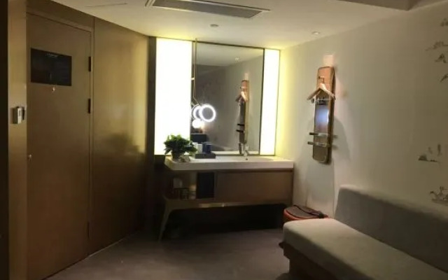 Yuzhan No.8 Art Hotel (Shanghai Beach Branch)