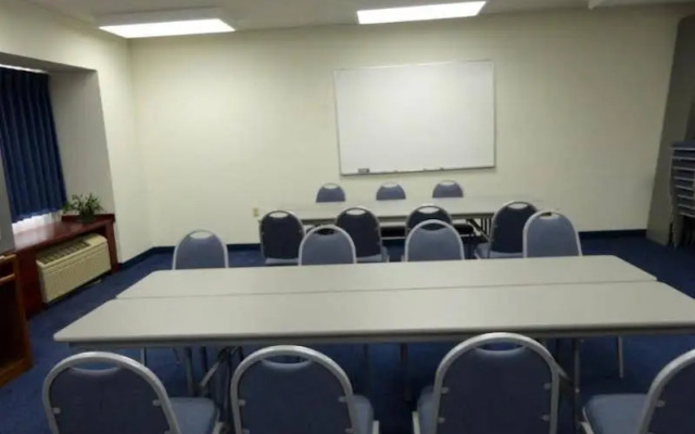 Days Inn & Suites Maryville
