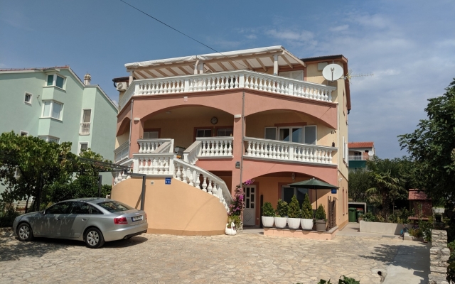 Apartment Jak - parking and BBQ: A3 Vodice, Riviera Sibenik