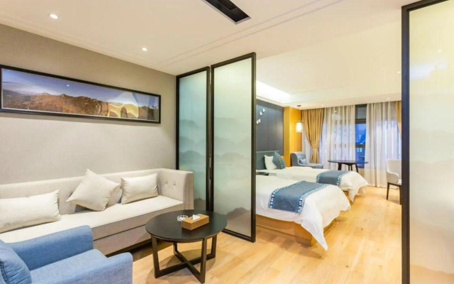 Guoguo Hotel (Xingyi Huijin Center Store)