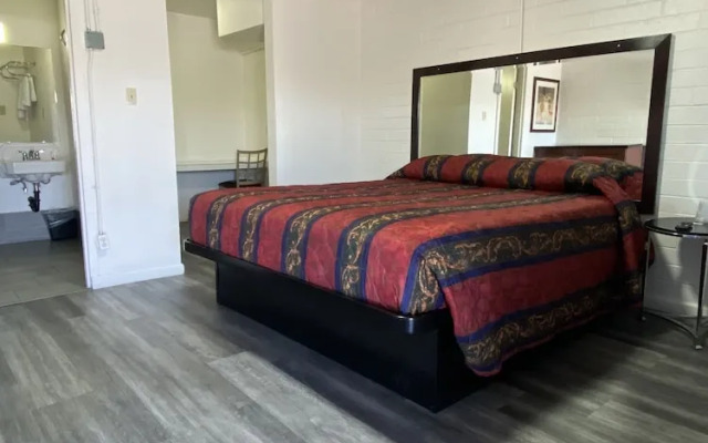Lucky cuss Motel