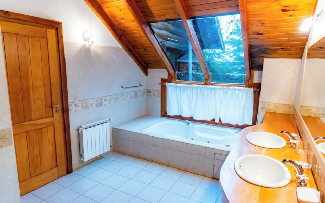 Amazing 4 Bedroom Chalet Villa Traful VT1 by Apartments Bariloche