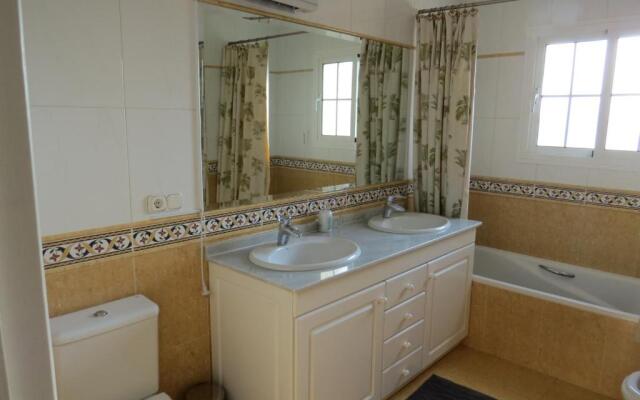 Spacious 700m2 villa, Golfers paradise.