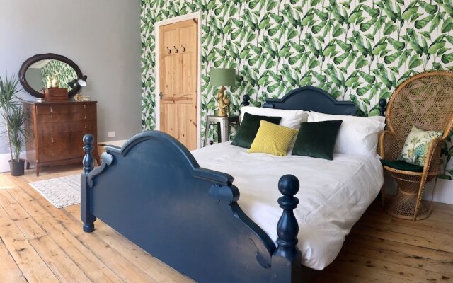 5 bedroom Seaside Townhouse Beautifully Renovated