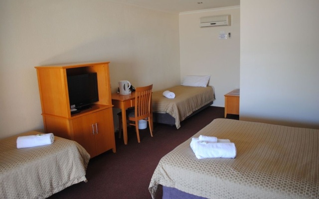 Nightcap at Horse and Jockey Hotel Warwick – Guest Rooms – Warwick