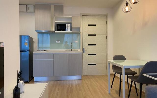 Breezy room with balcony view Sukhumvit77