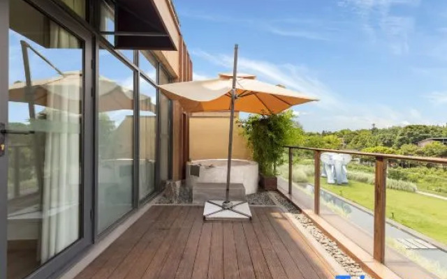 Qingcheng Mountain flowers fall twelve courtyard