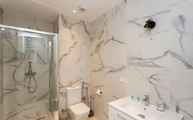 Stylish 2 BR Apartment on Chavchavadze Avenue