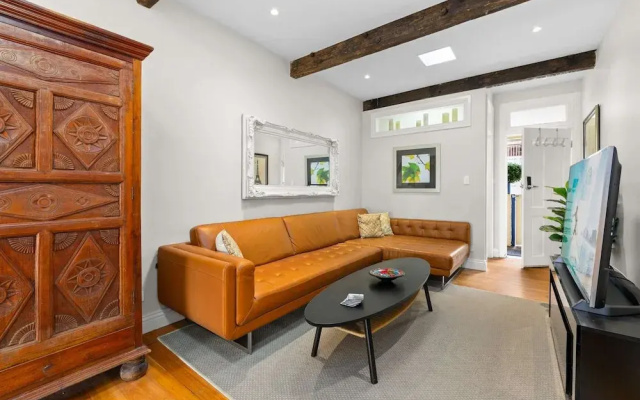 Elegant 1-bed With Study by Balmain Wharf