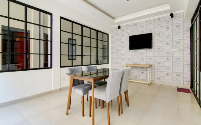 The Shine Residence by OYO Rooms