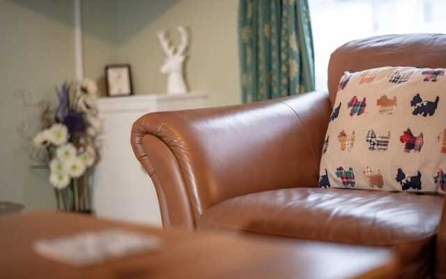 Homely & Central 2 Bed Flat with Parking