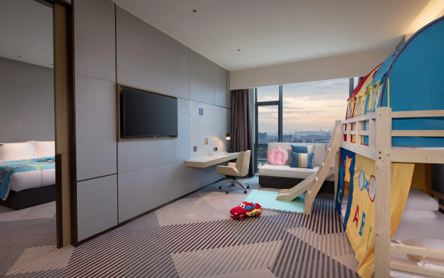 Crowne Plaza Foshan Nanhai-an IHG Hotel-Guangzhou South Railway Station Free Shuttle Bus