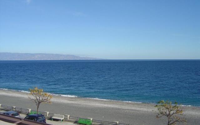 Mirone Apartment FRONTE MARE beachfront house