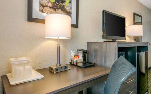 Quality Inn & Suites Leesburg Chain of Lakes