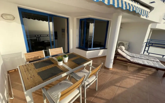 Sunny Modern Apartment - Sea View and Beach Access