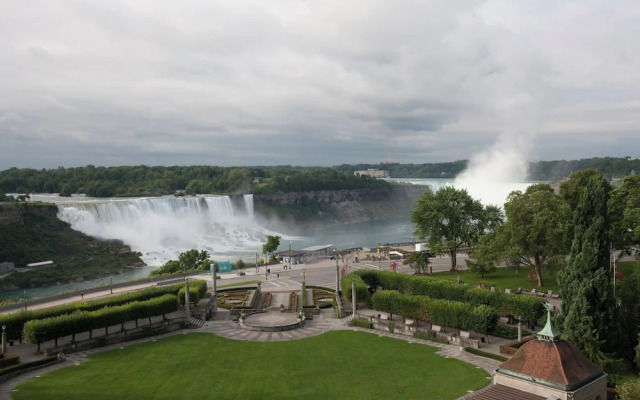 The Brock Niagara Falls Fallsview, Tapestry by Hilton